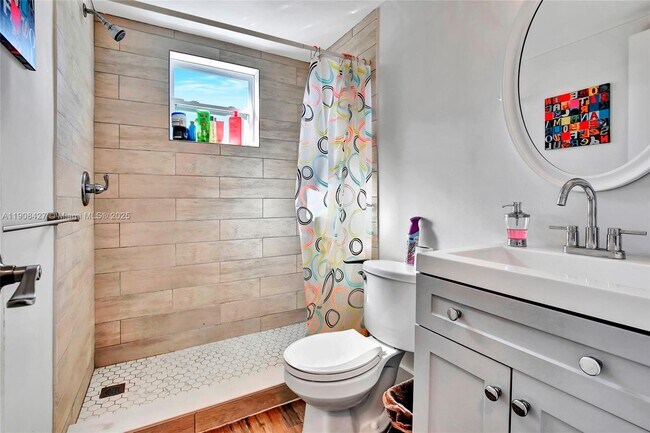 Building Photo - 458 SW 9th St