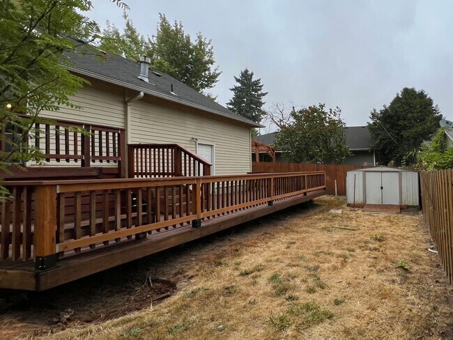 Building Photo - Outdoor Oasis: Charming 3 Bed 2 Bath House!