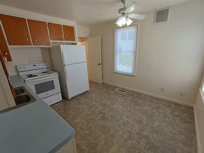 Kitchen - 107 N Park Ave