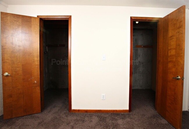 Building Photo - 437 Hillcrest Ct N