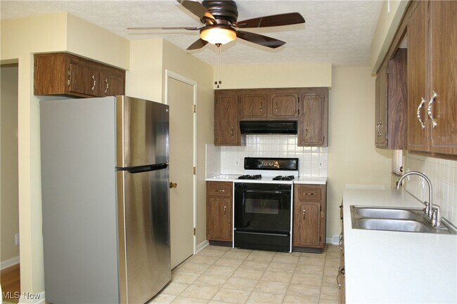 Building Photo - 300 Calvin Dr