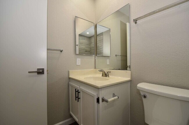 Building Photo - Stunning 2-Bedroom Condo 2nd Floor at The Lakes!