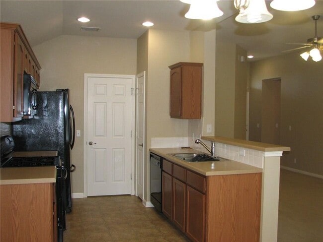 Building Photo - 123 Bayliss St