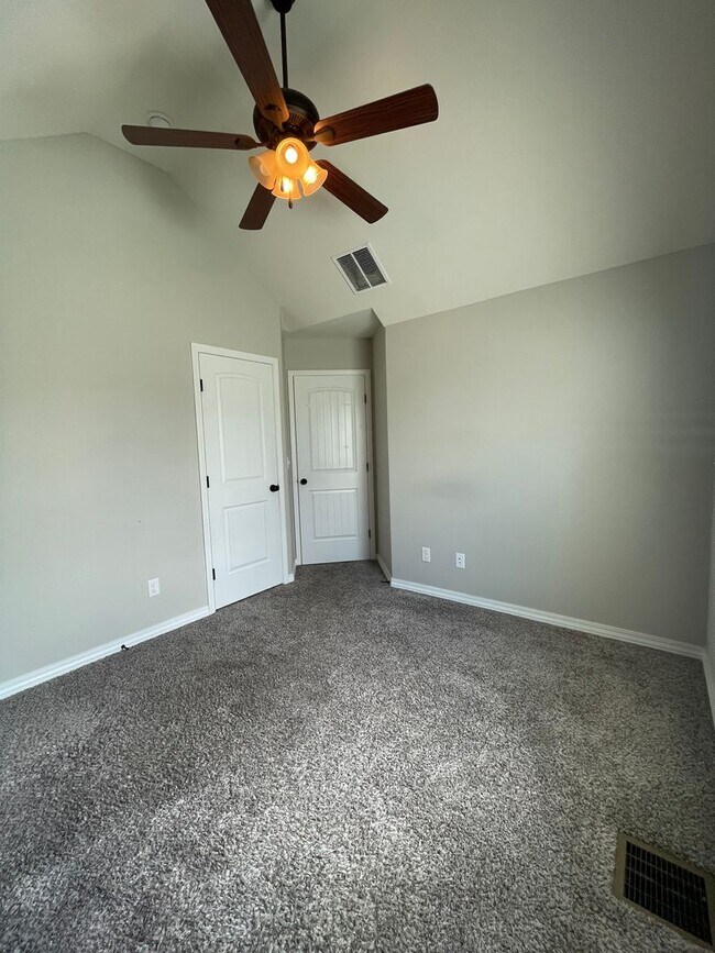 Building Photo - Executive Rental - Old Castle Estate Subdivision - Nixa