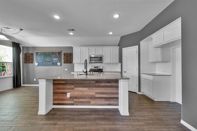 Building Photo - 16034 Dehay Ln