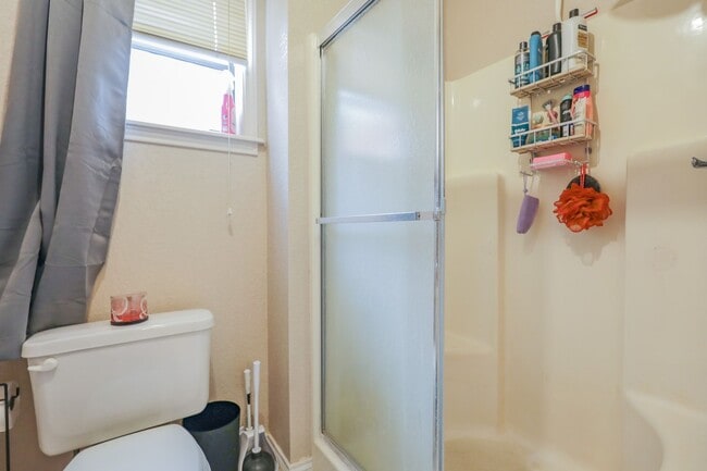 Building Photo - 3 Bedroom 2 Bath Home