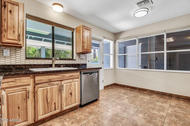 Building Photo - 4623 E Catalina Dr