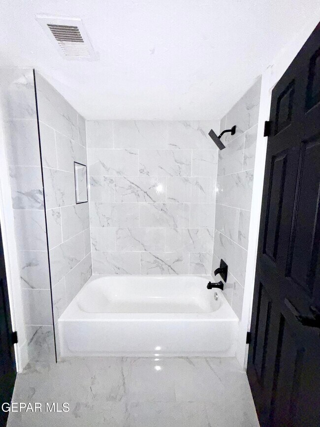 Building Photo - 3203 Frankfort Ave