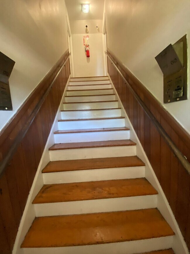 Building Photo - Located in Savannah, GA, this oversized 2-bedroom, 2-bathroom unit