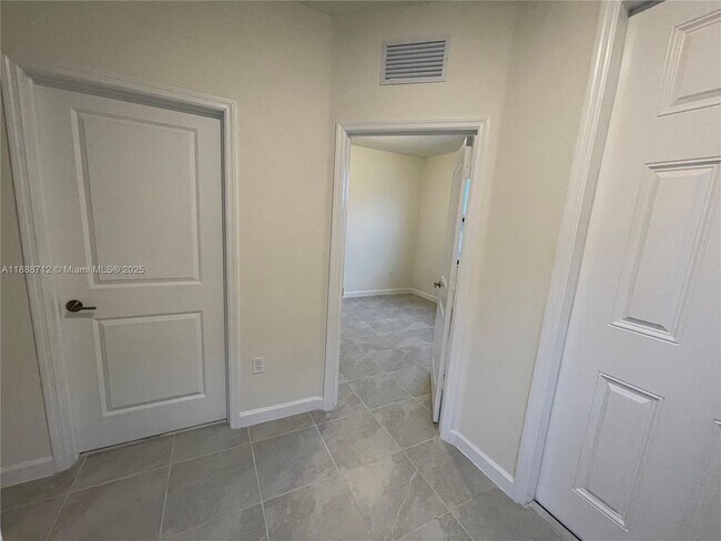Building Photo - 3322 W 114th Terrace