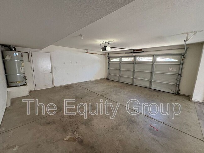 Building Photo - 703 W Russell Ave
