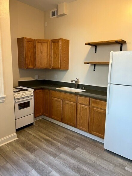 Primary Photo - 132 Lincoln Way W