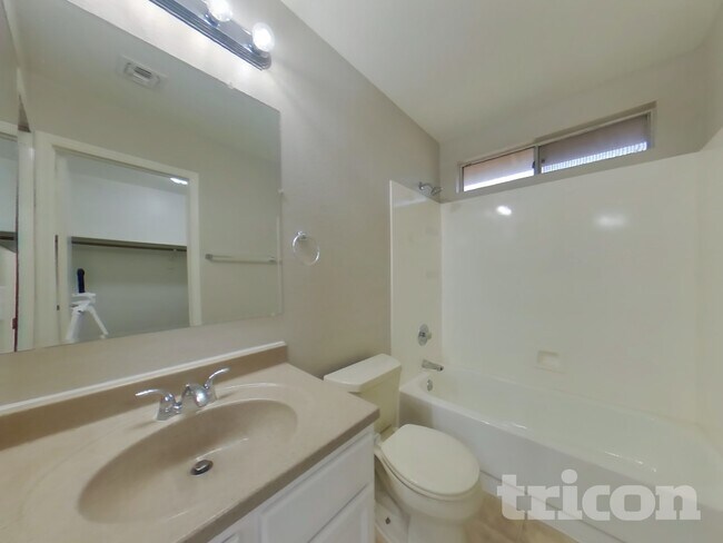 Building Photo - 1406 E Kerry Ln