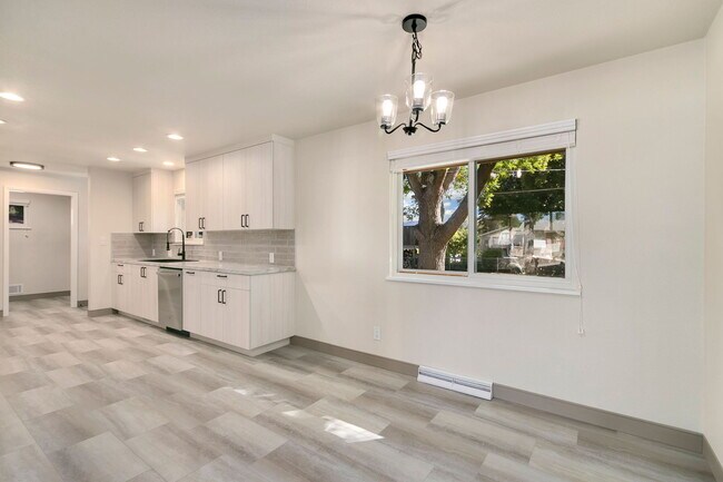 Building Photo - 1726 Cameo