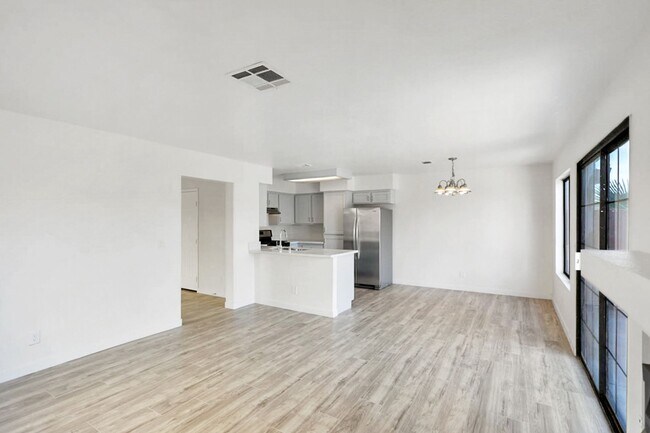 Building Photo - 3 Bed, 2.5 Bath Henderson Beauty