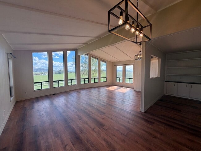 Building Photo - 3 Bedroom, 2.5 Bath - Three Bay garage