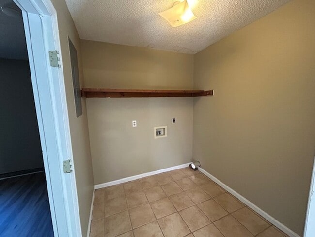 Building Photo - 3-bedroom home located in the charming Lak...