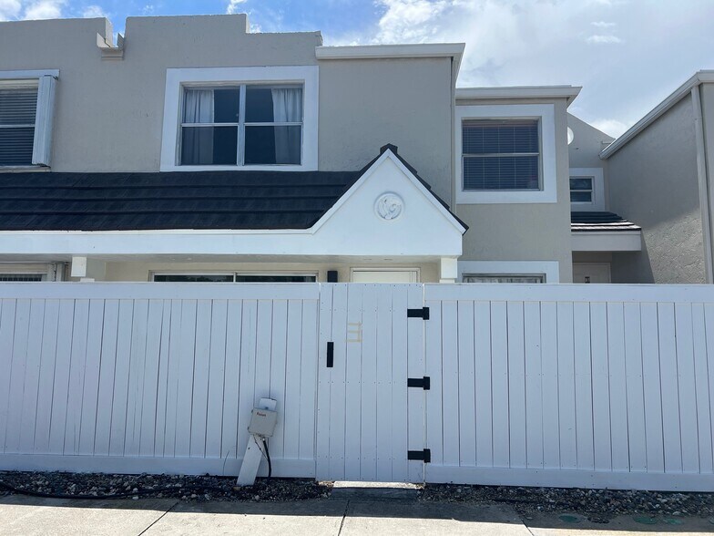 Building Photo - 6870 SW 45th Ln
