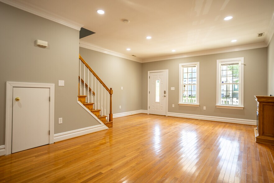 Building Photo - 1306 W Clay St