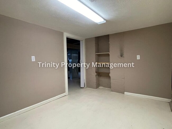 Building Photo - 627 Stealey Ave