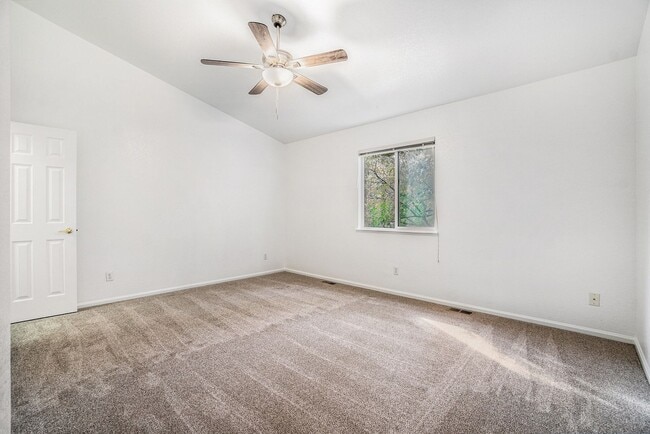 Building Photo - Great Townhome in Fort Collins