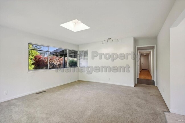 Building Photo - Beautiful 3 bedroom, 2 bath, 2,039 sqft hi...