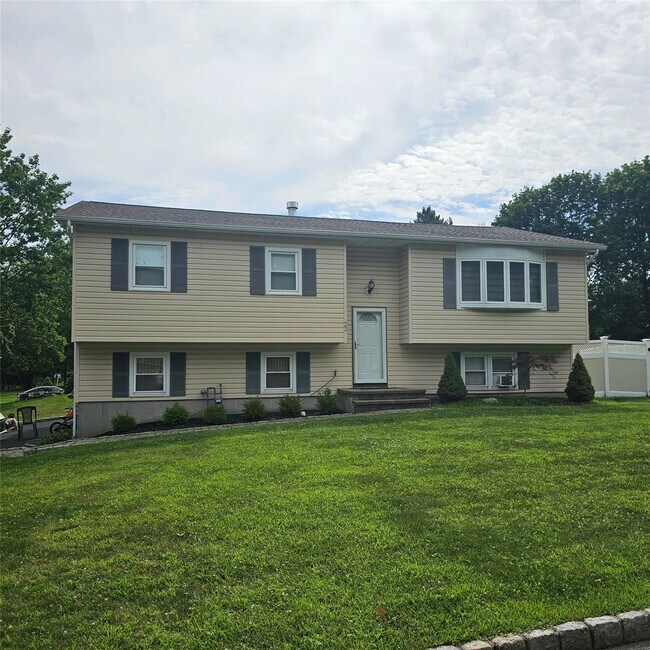 Primary Photo - 22 Woodridge Dr