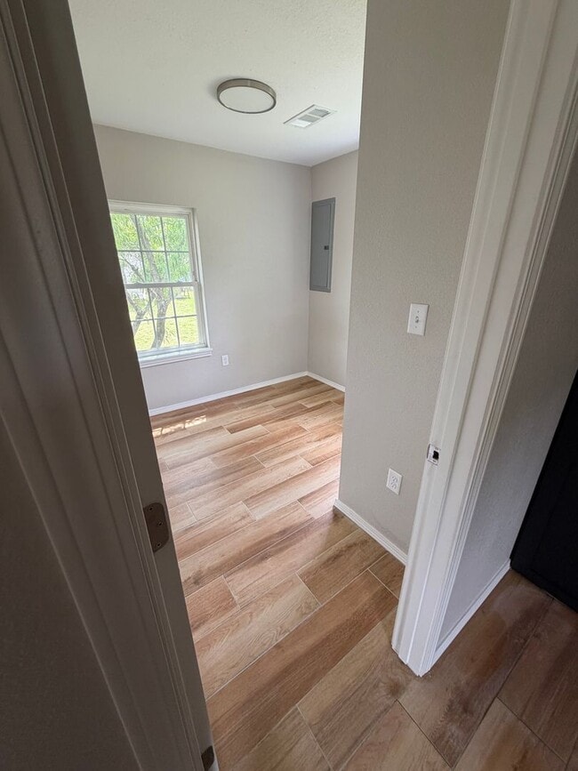 Building Photo - 2 BEDROOM 1 BATH HOUSE ALL ELECTRIC TILE FLOORING CENTRAL HEAT & AIR STACK WASHER/DRYER INCLUDED