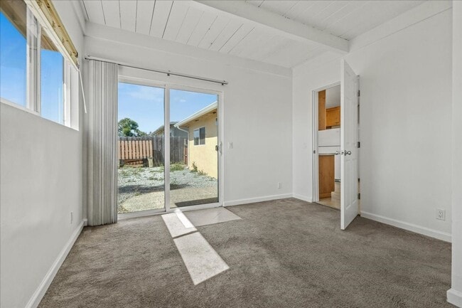 Building Photo - Upper Seaside four bedroom and two bath