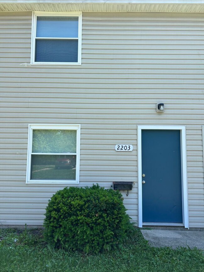 Building Photo - Nice 2 Bedroom Townhome in Southwest Columbus
