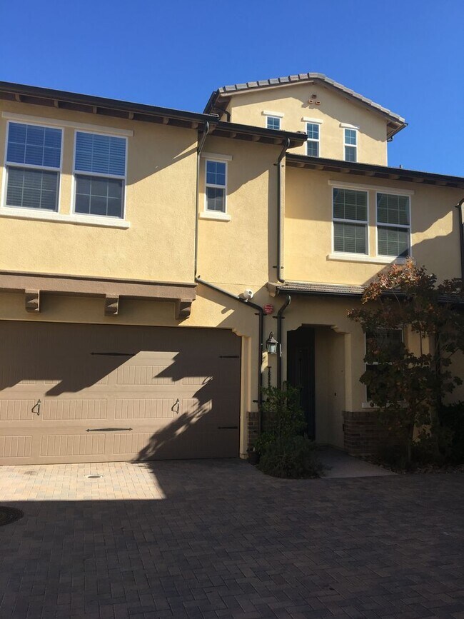 Building Photo - Beautiful 4BR/3BA Del Sur Townhome