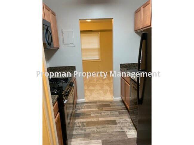 Building Photo - 3814 Lyndhurst Dr