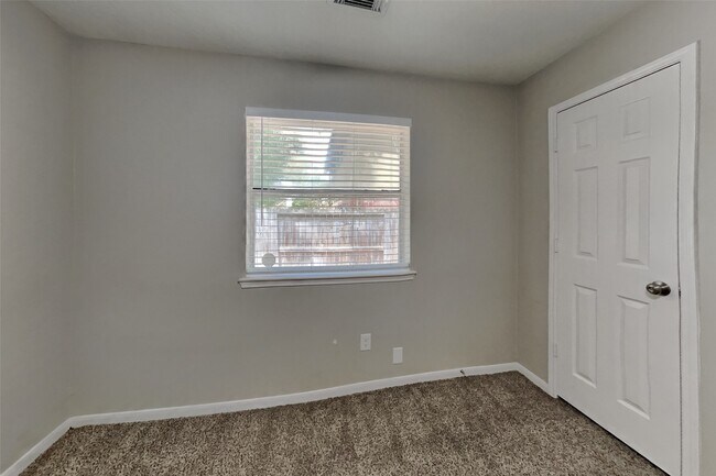 Building Photo - 20423 Drakewood Dr