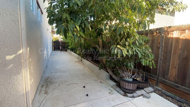 Building Photo - 172 W Viola St