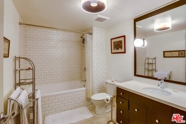 Building Photo - 527 Molino St