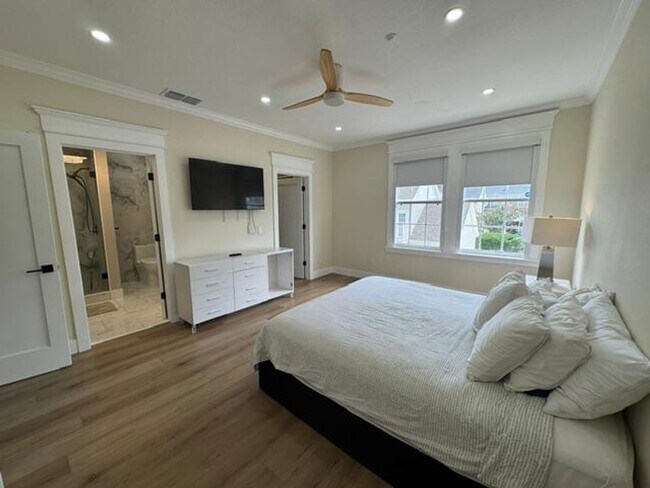 Building Photo - 4 Bedroom fully renovated Townhome in the Main Village of Celebration