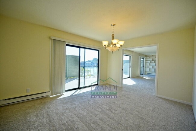 Building Photo - 16 Greenwood Bay Dr