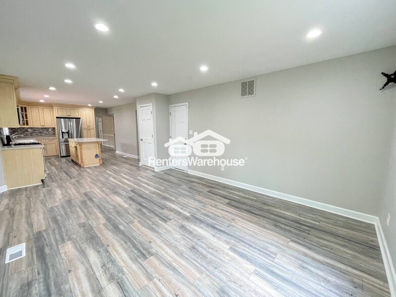 Building Photo - 452 Suburban Pkwy