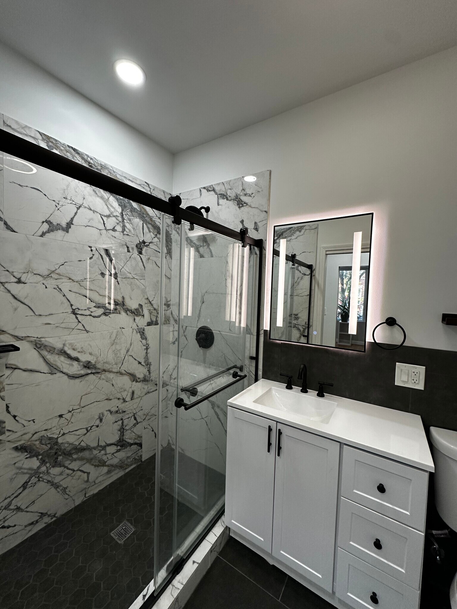 Main room private bathroom - 1908 S May St