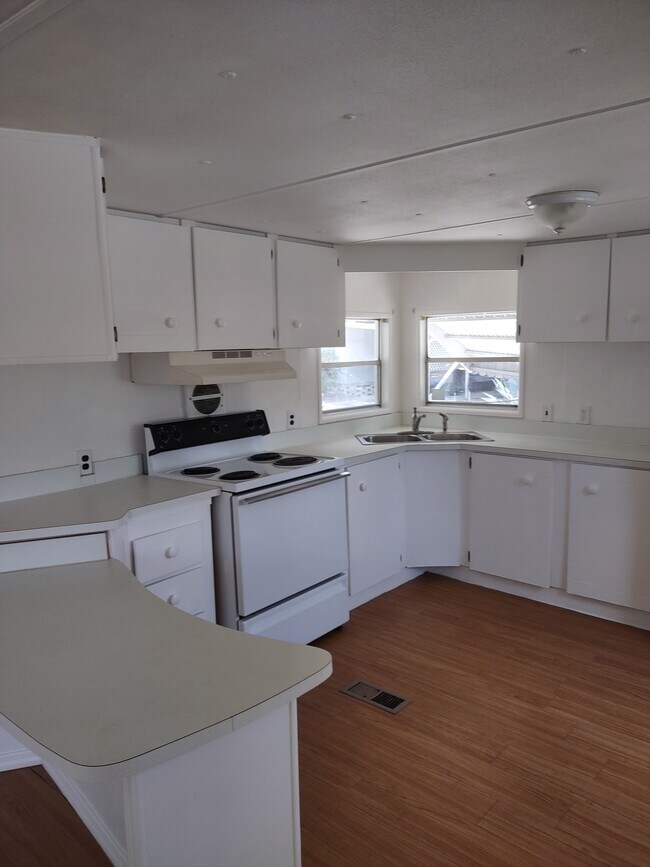 BEAUTIFUL KITCHEN WITH BREAKFAST BAR - 6520 Sun Country Dr