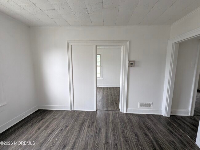 Building Photo - 121 Kossuth St