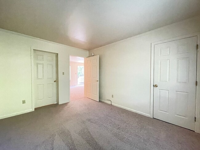 Building Photo - Clean & Inviting Apartment Living