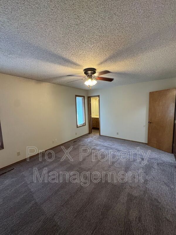 Building Photo - 300 W Streamside Ct