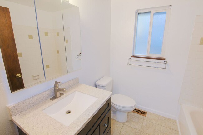 Building Photo - 3 bedroom 2 bathroom duplex in South Eugene!