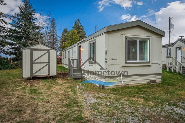 Building Photo - 2 Bedroom 1 Bath Home with Off-Street Park...