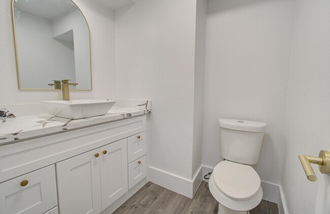 Building Photo - 556 Brandon Rd