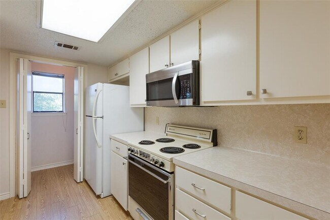 Building Photo - 706 W Lynn St