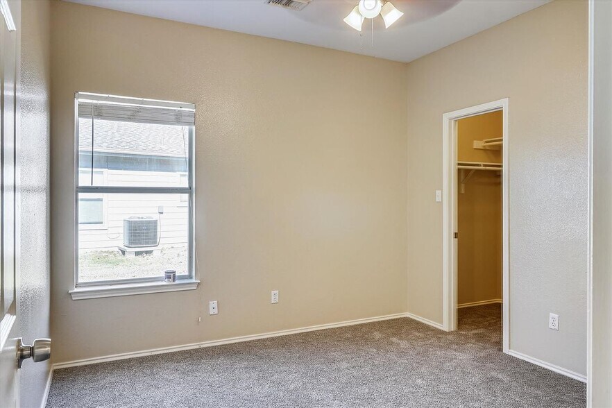 Building Photo - 2858 Southampton Way