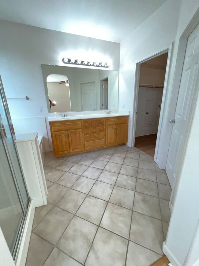 Building Photo - Charming 4BR/3BA/1921SF - Tenant Pays $175...