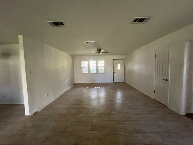 Building Photo - 1700 Standridge St